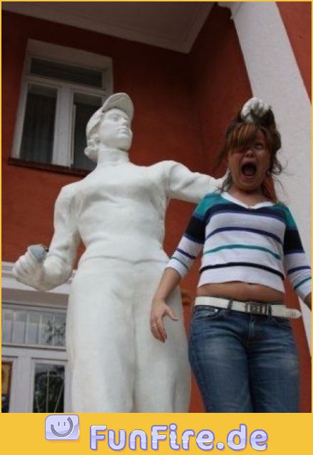 Eine Statue greift zu