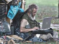 Obdachloser surft im Internet